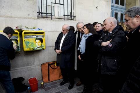 Portraits de Simone Viel sur les boites aux lettres de la Mairie du XXIIIe arrondissement de Paris Artiste C215 Anne Hidalgo - Maire de Paris Pierre Francois Veil - Fils de Simone Veil NEWS : Nettoyage des tag Antisemite sur le portrait de Simone Veil - Paris - 12 02 2019 JBAutissier Panoramic 