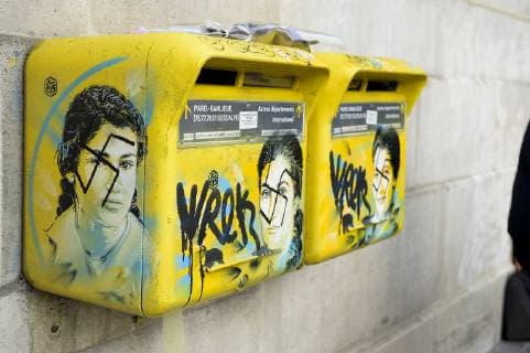 News Bilder des Tages Portraits de Simone Viel sur les boites aux lettres de la Mairie du XXIIIe arrondissement de Paris NEWS : Nettoyage des tag Antisemite sur le portrait de Simone Veil - Paris - 12 02 2019 JBAutissier Panoramic 