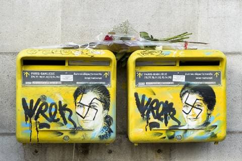 Portraits de Simone Viel sur les boites aux lettres de la Mairie du XXIIIe arrondissement de Paris NEWS : Nettoyage des tag Antisemite sur le portrait de Simone Veil - Paris - 12 02 2019 JBAutissier Panoramic 