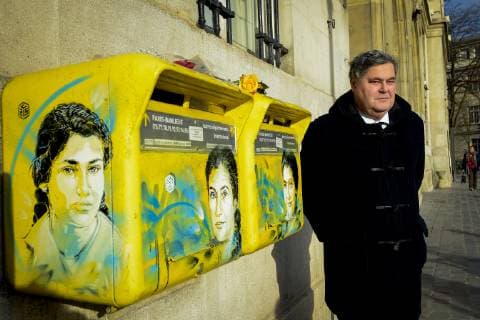 Pierre Francois Veil - Fils de Simone Veil posant devant les Portraits nettoyes de Simone Viel sur les boites aux lettres de la Mairie du XXIIIe arrondissement de Paris NEWS : Nettoyage des tag Antisemite sur le portrait de Simone Veil - Paris - 12 02 2019 JBAutissier Panoramic 