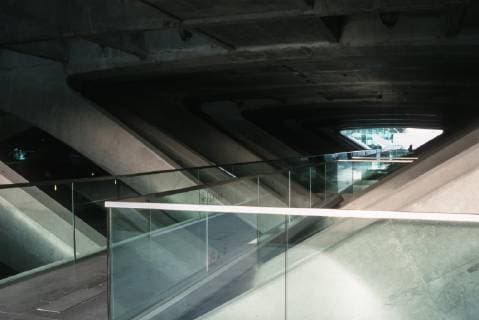 Architektur von Santiago Calatrava Der Bahnhof Estacao do Oriente, auch Gare do Oriente, zu Deutsch Ostbahnhof, ist ein Fern- und Regionalbahnhof im äußersten Nordosten Lissabons am Gelände der früheren Expo 1998, heute Parque das Nacoes. Er liegt an der Linha do Norte und wird jährlich von 75 Millionen Reisenden frequentiert. Der Bahnhof wurde als Eingang der Expo98 errichtet, entsprechend großzügig ist er gestaltet. Interessant sind insbesondere die Stahlbetontragwerke der Gleise, die trotz ihrer Massivität durch abgerundete Formen einen futuristischen Eindruck vermitteln. Die Bogenform prägt die Eingangsebene und setzt sich in vielen Details wie zum Beispiel dem abgerundeten flügelförmigen Vordach fort. *** The railway station Estacao do Oriente also Gare do Oriente to German Ostbahnhof is a long-distance and regional railway station in the extreme northe