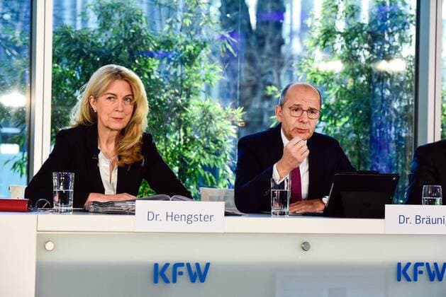 Deutschland, Frankfurt, 13.02.2019 Dr. Guenther Braeunig, Vorsitzender und Dr. Ingrid Hengster (Inlandsfoerderung) der KfW-Bankengruppe, waehrend der Jahresauftakt-Pressekonferenz Jahresauftakt-Pressekonferenz der KfW-Bankengruppe