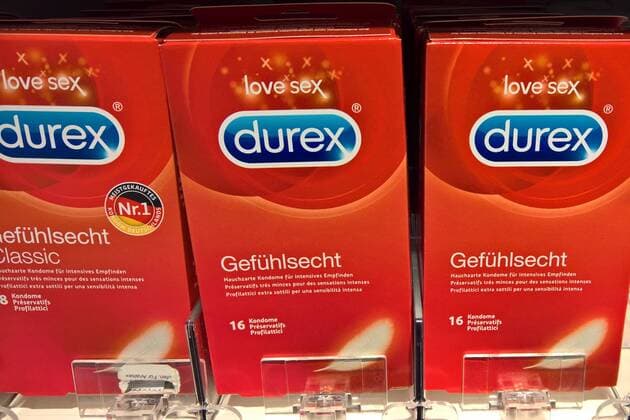 Durex (durability reliability excellence - Haltbarkeit Zuverlaessigkeit Guete) ist eine 1929 gegruendete britische Marke im heutigen Besitz von Reckitt Benckiser, unter der international Zubehoer fuer Geschlechtsverkehr vertrieben wird. Durex ist mit dem Vertrieb von Kondomen in mehr als 150 Laendern und 35 Prozent Marktanteil des globalen Kondomabsatzes marktfuehrender Hersteller. Foto: Durex Kondome