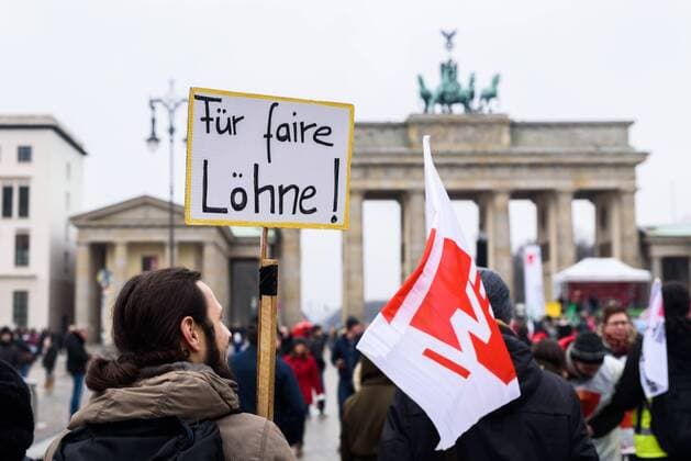 News Themen der Woche KW07 News Bilder des Tages Warnstreik von Beschäftigten des öffentlichen Dienstes in Berlin Die Gewerkschaft Erziehung und Wissen (GEW) , Verdi und die Gewerkschaft der Polizei (GdP) riefen ihre Mitglieder am 13.02.2019 gemeinsam zum Warnstreik auf. Am Demonstrationszug vom Alexanderplatz bis zum Brandenburger Tor nahmen nach Gewerkschaftsangaben ca. 10000 Menschen teil., Berlin Berlin Deutschland Mitte *** Warning strike by public sector workers in Berlin On 13 02 2019, the Education and Knowledge Union (GEW Verdi) and the Police Union (GdP) jointly called their members to a warning strike The demonstration from Alexanderplatz to the Brandenburg Gate, according to trade union figures, attracted around 10000 people Berlin Berlin Germany Mitte