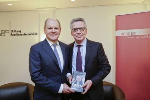 13.02.2019, Berlin, Deutschland - Pressekonferenz zur Buchvorstellung, Regieren - Innenansichten der Politik, erschienen im Herder Verlag mit Autor Thomas de Maiziere. Foto: v.r. Thomas de Maiziere, CDU, Bundesminister a.D. und Autor des Buches und Bundesfinanzminister Olaf Scholz, SPD, anlaesslich der Pressekonferenz zur Buchvorstellung, Regieren - Innenansichten der Politik.