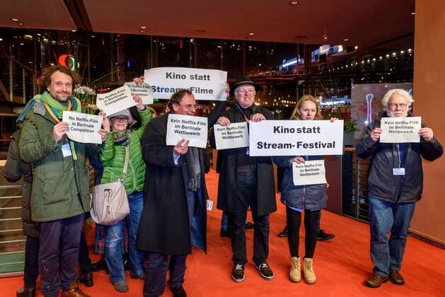 Entertainment Themen der Woche KW07 Entertainment Bilder des Tages Festivalbesucher protstieren gegen die Neflix-Produktion Elisa y Marcela während der Premiere des Films,, die im Wettbewerb der Berlinale läuft. snapshot-photography F.Boillot *** Festival visitors protest against the Neflix production Elisa y Marcela during the premiere of the film that runs in the Berlinale competition snapshot photography F Boillot