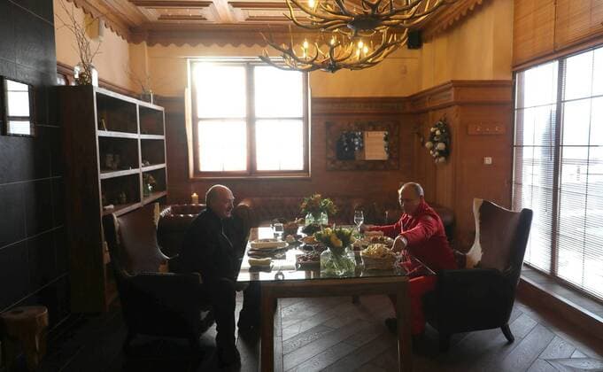 February 13, 2019. - Russia, Sochi. - Russian President Vladimir Putin and President of Belarus Alexander Lukashenko (left) have a meal after a ski trip. KremlinxPool 