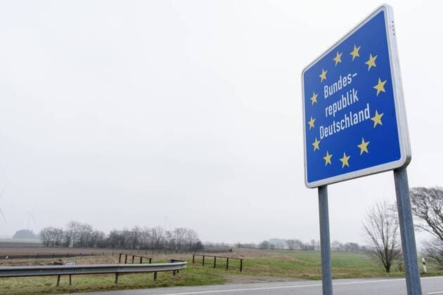 Dänemark, Wildschwein Grenzzaun Dänemark, Tonder - 14 02 2019: Ein Schild mit der Aufschrift Bundesrepublik Deutschland an dänisch deutschen Grenze. Im Hintergrund ist der sich in der Testphase befindende Zaun gegen Wildschweine aus Deutschland (Anti Schweinepestzaun) zu sehen. Hintergrund ist die sich seit 2014 ausbreitende hochansteckende Afrikanische Schweinepest. Tonder Syddanmark Dänemark