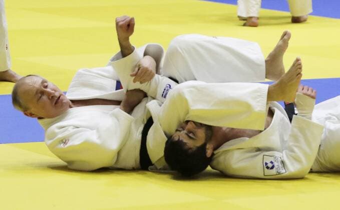 Entertainment Themen der Woche KW07 Entertainment Bilder des Tages SOCHI, RUSSIA - FEBRUARY 14, 2019: Russia s President Vladimir Putin (L) during a training session with the Russian national judo team at the Yug-Sport Training Center. Mikhail Metzel TASS  TS0A116D