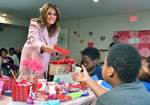 Entertainment Themen der Woche KW07 Entertainment Bilder des Tages First Lady Melania Trump dans out Valentine s Day cards as she visits with sick children at the Children s Inn on the campus of the National Institutes of Health, in Bethesda, Maryland on February 14, 2019.  WAP20190214316 KEVINxDIETSCH