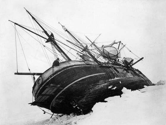 (ARKIV) Ernest Shackleton s ship, Endurance, stuck in the ice in the Weddell Sea during the Antarctic expedition, c1915. Ekspedition opgiver at finde polarforskeren Ernest Shackletons skib Endurance i Antarktis. Ekspeditionen er truet af farlig is, og en fjernstyret ubaad er vaek. Ritzau PLUS 15022019. , Denmark Copyright: THExGRANGERxCOLLECTIONx COP104 spdk20190215-075224-A