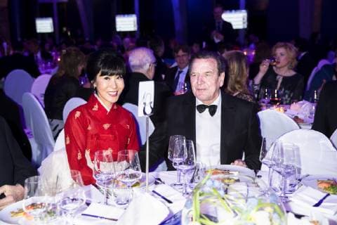 Gerhard Schroeder mit Ehefrau Kim So-yeon bei der Cinema for Peace Gala im WECC in Berlin am 11. Februar 2019. Cinema for Peace Gala in Berlin *** Gerhard Schroeder with wife Kim So yeon at the Cinema for Peace Gala at the WECC in Berlin on 11 February 2019 Cinema for Peace Gala in Berlin