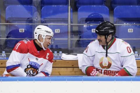 Entertainment Bilder des Tages SOCHI, RUSSIA - FEBRUARY 15, 2019: Russia s President Vladimir Putin (L) and Belarus President Alexander Lukashenko during an ice hockey game at Shayba Arena. TASS Presidents of Russia and Belarus play ice hockey in Sochi MikhailxMetzel 