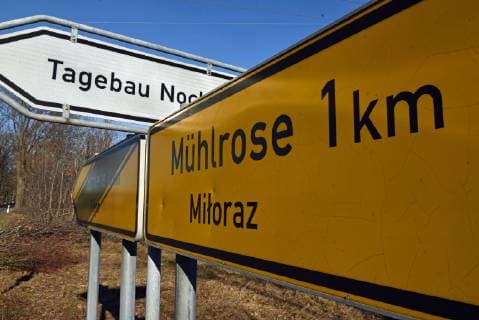 Mühlrose Schleife - Dorf muss Braunkohle weichen Mühlrose 15.02.2019 Im April beginnt der Umsiedlungsprozess im kleinen Dorf Mühlrose. Durch die Erweiterung des Tagebaus Nochten ist nun endgültig klar, dass die Bewohner ihre Häuser im April verlassen müssen. Die meisten Bewohner hatten sich bereits klar für einen Umzug ins benachbarte Schleife ausgesprochen. Mühlrose Sachsen Deutschland *** Mühlrose loop Dorf muss Braunkohle weichen Mühlrose 15 02 2019 In April, the resettlement process in the small village of Mühlrose begins Mühlrose Due to the expansion of the open-cast mine Nochten, it is now finally clear that the residents will have to leave their houses in April Most of the residents had already expressed themselves clearly in favour of moving to the neighbouring loop Mühlrose Sachsen Deutschland Copyright: xLausitzNews.de TonixLehderx