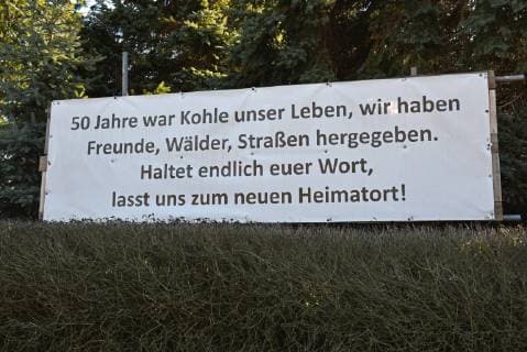 Mühlrose Schleife - Dorf muss Braunkohle weichen Mühlrose 15.02.2019 Im April beginnt der Umsiedlungsprozess im kleinen Dorf Mühlrose. Durch die Erweiterung des Tagebaus Nochten ist nun endgültig klar, dass die Bewohner ihre Häuser im April verlassen müssen. Die meisten Bewohner hatten sich bereits klar für einen Umzug ins benachbarte Schleife ausgesprochen. Mühlrose Sachsen Deutschland *** Mühlrose loop Dorf muss Braunkohle weichen Mühlrose 15 02 2019 In April, the resettlement process in the small village of Mühlrose begins Mühlrose Due to the expansion of the open-cast mine Nochten, it is now finally clear that the residents will have to leave their houses in April Most of the residents had already expressed themselves clearly in favour of moving to the neighbouring loop Mühlrose Sachsen Deutschland Copyright: xLausitzNews.de TonixLehderx