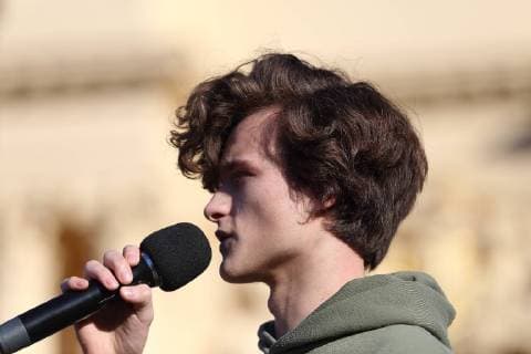 Robert Funke (Grüne Jugend Brandenburg, Bündnis 90 Die Grünen) spricht im Rahmen einer Fridays for Future Demo in Potsdam, 15. Februar 2019. Fridays for Future in Potsdam *** Robert Funke Green Youth Brandenburg Bündnis 90 Die Grünen speaks at a Fridays for Future Demo in Potsdam 15 February 2019 Fridays for Future in Potsdam