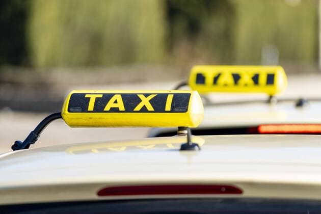 Taxi Taxischilder Taxis warten auf Kunden nahe dem Fähranleger Teufelsbrück Symbolfoto;Taxi Taxischilder Taxis warten auf Kunden nahe dem Fähranleger Teufelsbrück Symbolfoto, Hamburg Hamburg Deutschland Anleger Teufelsbrück *** Taxi taxi signs taxis wait for customers near the ferry terminal Teufelsbrück symbol photo taxi taxi signs taxis wait for customers near the ferry terminal Teufelsbrück symbol photo Hamburg Hamburg Germany investor Teufelsbrück