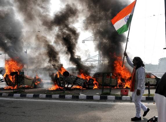 News Themen der Woche KW07 News Bilder des Tages Indien, Proteste nach Anschlag in Kaschmir JAMMU, INDIA - FEBRUARY 15: Vehicles go up in flames after scores of them were set ablaze by an angry mob during a protest against the killing of CRPF personnel in the Pulwama terror attack, on February 15, 2019 in Jammu, India. At least 40 CRPF personnel were martyred and several others were critically injured in Pulwama terror attack. The attack was carried out by a suicide bomber who rammed his SUV packed with explosives into a CRPF bus on the Srinagar-Jammu highway in Pulwama district on Thursday. Jaish-e-Mohammad (JeM), the Pakistan-based terror outfit, has taken the responsibility for the worst-ever terror attack in Jammu and Kashmir since militancy erupted in 1989. (Photo by Nitin Kanotra Hindustan Times ) Nation Protest Against The Killing Of CRPF Personnel In The Pulwama Terror Attack