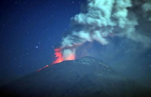 February 15, 2019 - EUM20190215MED02.JPG.Puebla, Pue., VolcanoVolcan-Popocatepel.- El volcan Popocatepetl, emite material incandescente desde la noche del jueves 14 de febrero del 2019 hasta el amanecer de este viernes 15, por lo que la Alerta Volcanica se mantiene en Amarrillo Fase 2. Foto: Agencia EL UNIVERSALMAR.  - ZUMAu78_ 20190215_zaf_u78_037 Copyright: xElxUniversalx