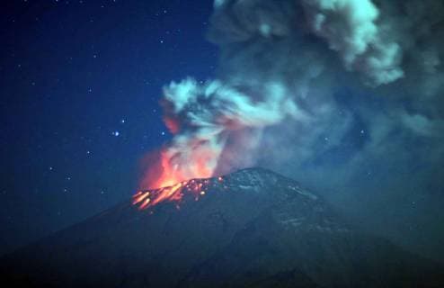 February 15, 2019 - EUM20190215MED01.JPG.Puebla, Pue., VolcanoVolcan-Popocatepel.- El volcan Popocatepetl, emite material incandescente desde la noche del jueves 14 de febrero del 2019 hasta el amanecer de este viernes 15, por lo que la Alerta Volcanica se mantiene en Amarrillo Fase 2. Foto: Agencia EL UNIVERSALMAR.  - ZUMAu78_ 20190215_zaf_u78_038 Copyright: xElxUniversalx