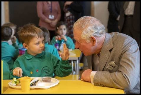 Entertainment Bilder des Tages Prinz Charles besucht Bletchingdon . 15 02 2019. London, United Kingdom. Prince of Wales visit to Bletchingdon. The Prince of Wales meets Mason (surname not given) during a visit to Bletchingdon Parochial Church of England School on the Bletchingdon Estate Development in Oxfordshire...  xi-Imagesx xPoolx IIM-19288-0007