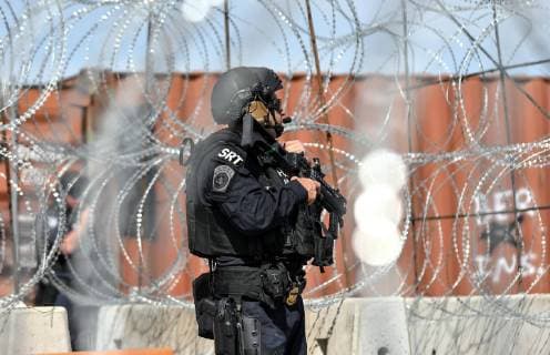 Border agents and soldiers of the US Army participate in an anti-riot drill at the International Bridge II, in Piedras Negras, Mexico and Eagle Pass, United States, 15 February 2019. Anti-riot drill at the Mexico-US border !ACHTUNG: NUR REDAKTIONELLE NUTZUNG!  Copyright: xMiguelxSierrax AME4153 20190215-636858686102126771