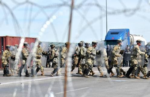 Border agents and soldiers of the US Army participate in an anti-riot drill at the International Bridge II, in Piedras Negras, Mexico and Eagle Pass, United States, 15 February 2019. Anti-riot drill at the Mexico-US border !ACHTUNG: NUR REDAKTIONELLE NUTZUNG!  Copyright: xMiguelxSierrax AME4148 20190215-636858686707506099