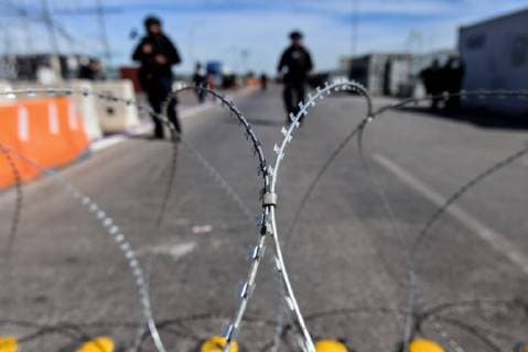 News Bilder des Tages Border agents and soldiers of the US Army participate in an anti-riot drill at the International Bridge II, in Piedras Negras, Mexico and Eagle Pass, United States, 15 February 2019. Anti-riot drill at the Mexico-US border !ACHTUNG: NUR REDAKTIONELLE NUTZUNG!  Copyright: xMiguelxSierrax AME4137 20190215-636858686718443644