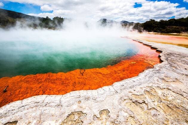 IMAGO Nature: Unsere Erde, Naturschutz, Naturschutzgebiete in Ozeanien Bilder der Erde vulkanischer See im Waimangu-Tal, Neuseeland, Nordinsel, Waimangu View of a volcanic lake at Waimangu Volcanic Rift Valley in New Zealand, New Zealand, Northern Island, Waimangu BLWS516985 Copyright: xblickwinkel McPHOTO M.xGannx