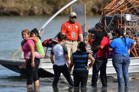 Central Americans are rescued by Mexican migratory agents of the Beta group, at the Rio Bravo river between Mexico and the US, in Piedras Negras, Mexico, 15 February 2019. Rescue of Central American migrants at the Rio Bravo !ACHTUNG: NUR REDAKTIONELLE NUTZUNG!  Copyright: xMiguelxSierrax AME4208 20190216-636858756358538466