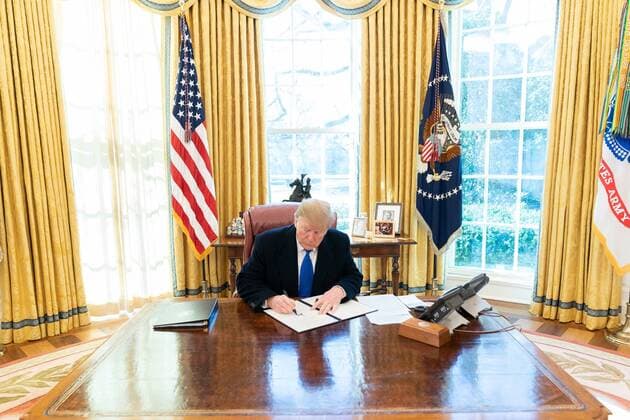 News Themen der Woche KW07 News Bilder des Tages February 15, 2019 - Washington, The District of Columbia, United States Of America - President Donald J. Trump signs a Presidential Proclamation on Ã’Declaring a National Emergency Concerning the Southern Border of the United StatesO.Friday, Feb. 15, 2019, in the Oval Office of the White House..People: President Donald Trump. Washington United States Of America - ZUMAs214 20190215_zaa_s214_151 Copyright: xSMGx