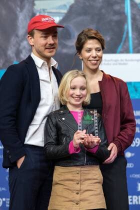 Schauspielerin Helena Zengel, Regisseurin Nora Fingscheidt und Schauspieler Albrecht Schuch mit dem Preis der Leserjury der Berliner Morgenpost für den Film SYSTEMSPRENGER anlässlich der Preisverleihung der 69. Internationalen Filmfestspiele Berlin snapshot-photography xSeeliger