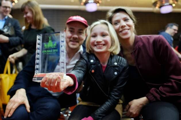Schauspielerin Helena Zengel, Regisseurin Nora Fingscheidt und Schauspieler Albrecht Schuch mit dem Preis der Leserjury der Berliner Morgenpost für den Film SYSTEMSPRENGER anlässlich der Preisverleihung der 69. Internationalen Filmfestspiele Berlin snapshot-photography xSeeliger