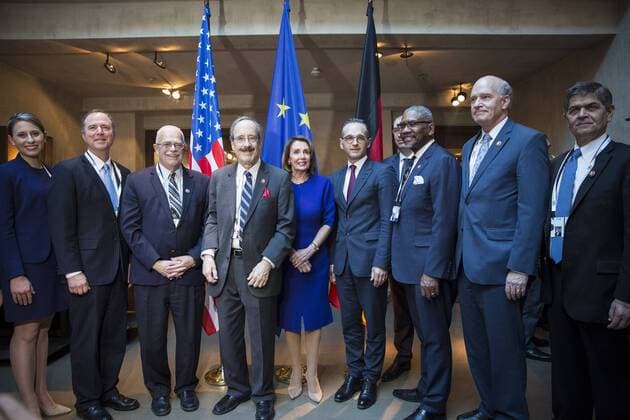 News Themen der Woche KW07 News Bilder des Tages Bundesaussenminister Heiko Maas (6L), SPD, und Nancy Pelosi (5L), Fraktionsvorsitzende der Demokratischen Partei im Repraesentantenhaus der USA, aufgenommen vor dem Transatlantic Coffee mit der US-CODEL im Rahmen der Muenchner Sicherheitskonferenz (MSC) in Muenchen, 16.02.2019. Muenchen Germany *** Federal Foreign Minister Heiko Maas 6L SPD and Nancy Pelosi 5L Faction Chairwoman of the Democratic Party in the House of Representatives of the U.S.A. taken in front of the Transatlantic Coffee with the US CODEL in the context of the Munich Security Conference MSC in Munich 16 02 2019 Munich Germany Copyright: xFlorianxGaertner photothek.netx