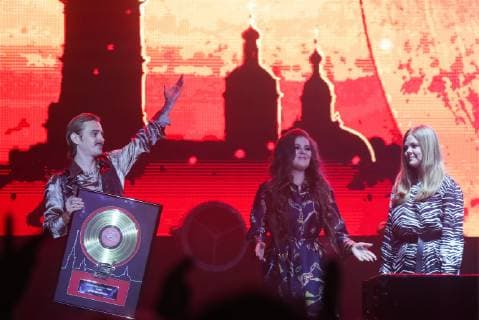 ST PETERSBURG, RUSSIA - FEBRUARY 16, 2019: Ilya Prusikin, Sofya Tayurskaya of the Little Big band and director Alina Pyazuk (L-R) receive an award for the best music video at the 2019 Chartova Dyuzhina music award ceremony at VTB Ice Palace. Alexander Demianchuk TASS  TS0A1532