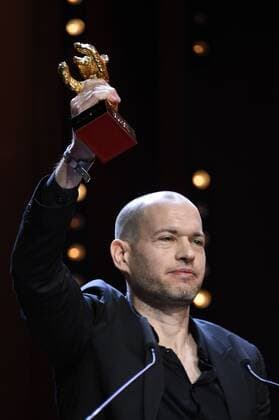 Entertainment Themen der Woche KW07 Entertainment Bilder des Tages Nadav Lapid, winner of the Golden Bear for Best Film for Synonyms , poses at the closing ceremony during the 69th Berlin International Film Festival Berlinale 2019 at Berlinale Palace on February 16, 2019 in Berlin, Germany. *** Nadav Lapid winner of the Golden Bear for Best Film for Synonyms poses at the closing ceremony during the 69th Berlin International Film Festival Berlinale 2019 at Berlinale Palace on February 16 2019 in Berlin Germany Foto:xN.xKubelkax xFuturexImage