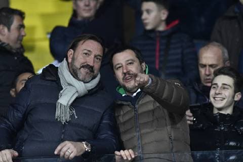 Foto IPP Paolo Bona Bergamo 16 02 2019 Campionato di Calcio Serie A 2018 2019 Atalanta- Milan nella foto il ministro dell interno matteo salvini - tifoso milanista - salutato dai tifosi in tribuna Italy Photo Press Worldwide Copyright  0