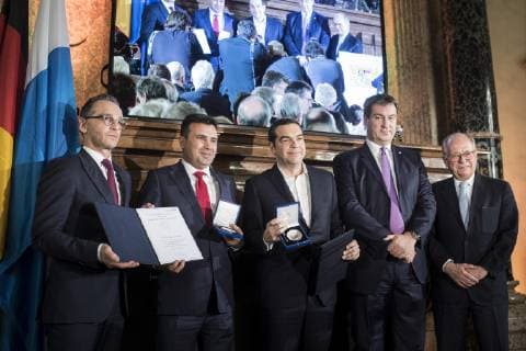 Bundesaussenminister Heiko Maas (L), SPD, Zoran Zaev (2L), Ministerpraesident von Nordmazedonien, Alexis Tsipras (M), Ministerpraesident von Griechenland, Markus Soeder (2R), Ministerpraesident von Bayern, und Wolfgang Ischinger, Vorsitzender der Muenchner Sicherheitskonferenz, aufgenommen bei der Verleihung des Ewald von Kleist Awards im Rahmen der Muenchner Sicherheitskonferenz (MSC) in Muenchen, 16.02.2019. Muenchen Germany *** Federal Foreign Minister Heiko Maas L SPD Zoran Zaev 2L State Premier of Northern Macedonia Alexis Tsipras M State Premier of Greece Markus Soeder 2R State Premier of Bavaria and Wolfgang Ischinger Chairman of the Munich Security Conference admitted at the presentation of the Ewald von Kleist Awards at the Munich Security Conference MSC in Munich 16 02 2019 Munich Germany Copyright: xFlorianxGaertner photothek.netx