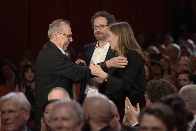 Der scheidende Festivaldirektor Dieter Kosslick mit den zukünftigen Festivalleitern Carb Chatrian und Mariette Rissenbeek während der Preisverleihung anlässlich der 69. Internationalen Filmfestspiele Berlin 69. Internationale Filmfestspiele Berlin - Preisverleihung