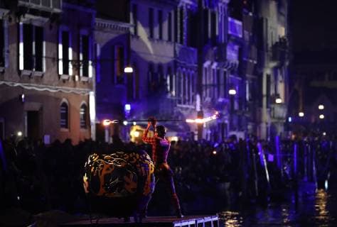 (190217) -- VENICE, Feb. 17, 2019 (Xinhua) -- An actress performs on the water at Rio di Cannaregio during the Venice Carnival in Venice, Italy, Feb. 16, 2019. The Venice Carnival 2019 kicked off on Saturday and will last till March 5. (Xinhua Cheng Tingting) ITALY-VENICE-CARNIVAL 