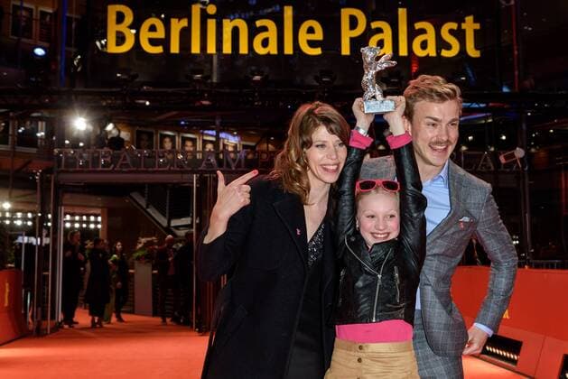 Regisseurin Nora Fingscheidt und die Schauspieler Helena Zengel, Albrecht Schuch mit dem Silbernen Bären - Alfred-Bauer-Preis für den Film Systemsprenger während der Preisverleihung anlässlich der 69. Internationalen Filmfestspiele Berlin snapshot-photography F.Boillot