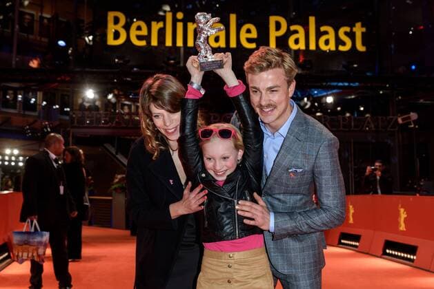 Regisseurin Nora Fingscheidt und die Schauspieler Helena Zengel, Albrecht Schuch mit dem Silbernen Bären - Alfred-Bauer-Preis für den Film Systemsprenger während der Preisverleihung anlässlich der 69. Internationalen Filmfestspiele Berlin snapshot-photography F.Boillot