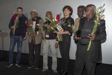Regisseur Suhaib Gasmelbari mit Darstellern und Filmproduzentin während der Preisverleihung des Panorama Publikums Preises (PPP) anlässlich der 69. Internationalen Filmfestspiele Berlin 69. Internationale Filmfestspiele Berlin - Preisverleihung
