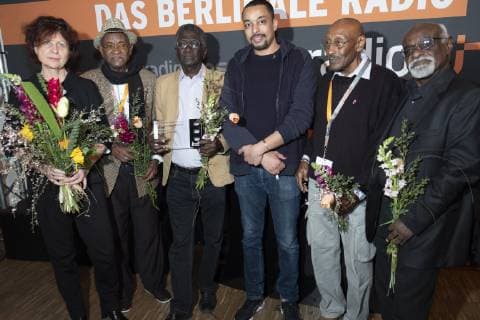 Entertainment Bilder des Tages Regisseur Suhaib Gasmelbari mit Darstellern und Filmproduzentin während der Preisverleihung des Panorama Publikums Preises (PPP) anlässlich der 69. Internationalen Filmfestspiele Berlin 69. Internationale Filmfestspiele Berlin - Preisverleihung