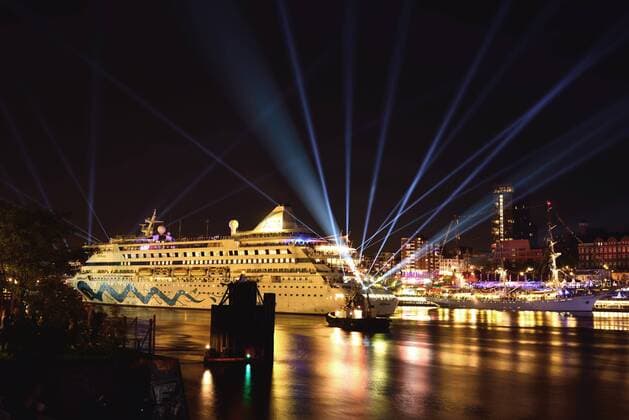 Europa, Deutschland, Hamburg, Elbe, Blick über die Elbe zu den St. Pauli Landungsbrücken, Skyline St. Pauli bei Nacht, Passagierschiff AIDAaura, Lasershow, McPWAL