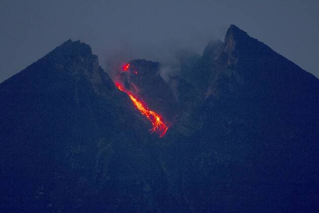 News Themen der Woche KW08 News Bilder des Tages (190218) -- KLATEN, Feb. 18, 2019 -- Mount Merapi spews hot lava and ash in this photo taken from Gondang Balerante, Klaten, Central Java, Indonesia, on Feb. 18, 2019. Mount Merapi, which stands on the border between Yogyakarta and Central Java, has shown heightened volcanic activity over the past few days. ) INDONESIA-KLATEN-MOUNT MERAPI-ERUPTION BudixSiswanto 