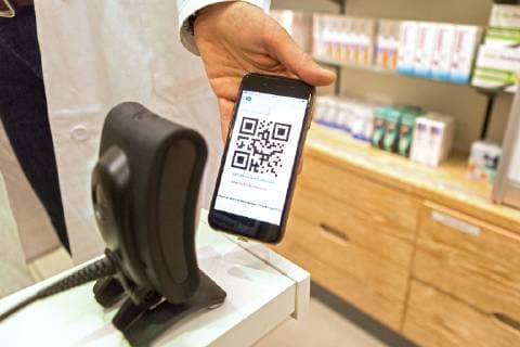 Digitales Arztrezept auf einem Smartphone in der Adler Apotheke in Hamburg-Wandsbek (Foto vom 14.02.2019). Mit einem 18-monatigen Pilotprojekt will die Techniker Krankenkasse (TK) den Nutzen von elektronischen Rezepten pruefen. Geplant ist, dass Aerzte im Hamburger Bezirk Wandsbek in einer Testphase Patienten ihre Rezepte nicht mehr als rosafarbenes Rezept ausdrucken, sondern als sogenannten QR-Code auf deren Handy senden. Diesen Code koennen Patienten in der Apotheke zum Einscannen vorlegen und erhalten dann die verschriebenen Medikamente. (Siehe epd-Meldung vom 18.01.2019) Die Techniker Krankenkasse testet das elektronische Arztrezept *** Digital doctors prescription on a smartphone in the Adler pharmacy in Hamburg Wandsbek Photo from 14 02 2019 With an 18-month pilot project, Techniker Krankenkasse TK wants to test the benefits of elec Copyright: epd-bild PhilippxReiss EDITORIAL USE ONLY