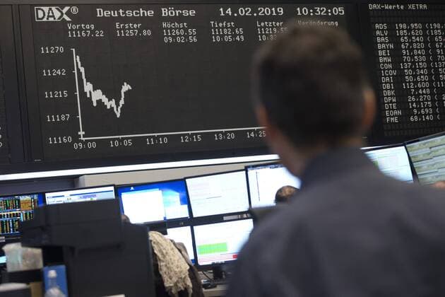 Blick in den Handelssaal der Deutschen Boerse in Frankfurt, Aktienhandel, Dax-Kurve, Kursentwicklung, Handelssaal der Frankfurter Wertpapierboerse, Broker, Anzeigentafel, Computerhandel, Aktienhaendler, Uebersicht, Aktienkurse, Dax, Allgemein, Feature, Randmotiv Pressekonferenz der Deutschen Boerse AG in Frankfurt am 14.02.2019.
