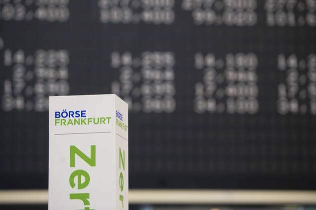 Blick in den Handelssaal der Deutschen Boerse in Frankfurt, Aktienhandel, Dax-Kurve, Kursentwicklung, Handelssaal der Frankfurter Wertpapierboerse, Broker, Anzeigentafel, Computerhandel, Aktienhaendler, Uebersicht, Aktienkurse, Dax, Allgemein, Feature, Randmotiv Pressekonferenz der Deutschen Boerse AG in Frankfurt am 14.02.2019. *** View into the trading room of the Deutsche Boerse in Frankfurt Stock trading Dax curve Price development Trading room of the Frankfurt stock exchange Broker Display board Computer trading Stock trader Overview Stock prices Dax General Feature Edge motif Press conference of the Deutsche Boerse AG in Frankfurt on 14 02 2019