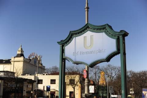 Eingang zur U-Bahn von der Hasenheide aus. Im Hintergrund der Hindu-Tempel und die Neue Welt . Hermannplatz *** Entrance to the underground from Hasenheide In the background the Hindu temple and the New World Hermannplatz